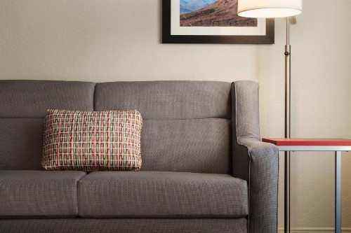 Hampton Inn & Suites Phoenix Glendale-Westgate - image 27