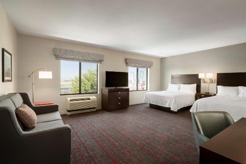 Hampton Inn & Suites Phoenix Glendale-Westgate - image 28