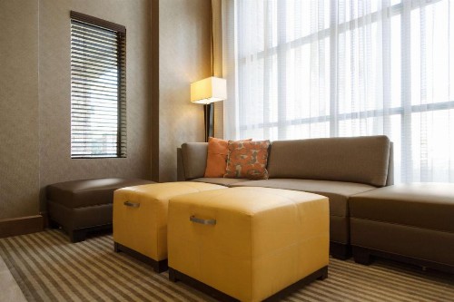 Hampton Inn & Suites Phoenix Glendale-Westgate - image 8