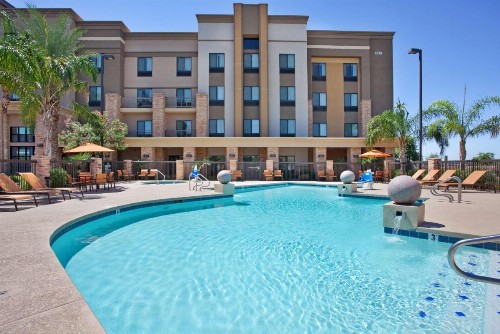 Hampton Inn & Suites Phoenix Glendale-Westgate - image 9