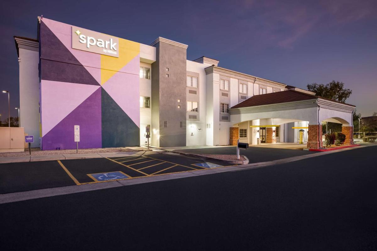 Comfort Inn & Suites North Glendale - Bell Road - image 3