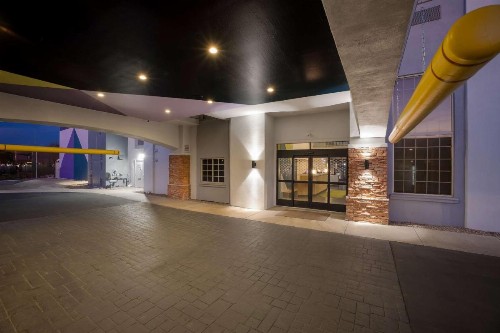 Comfort Inn & Suites North Glendale - Bell Road - image 5