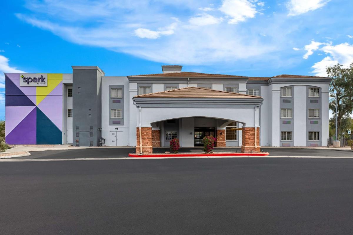 Comfort Inn & Suites North Glendale - Bell Road - image 6