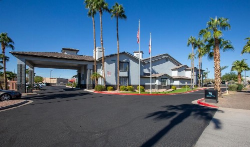 Quality Inn Glendale at Arrowhead Towne Center - image 1