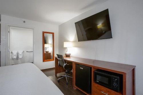 Quality Inn Glendale at Arrowhead Towne Center - image 29