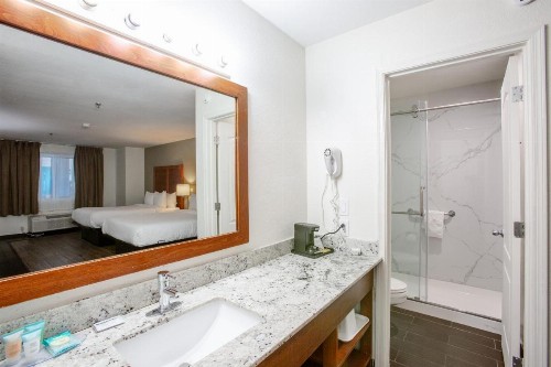 Quality Inn Glendale at Arrowhead Towne Center - image 38