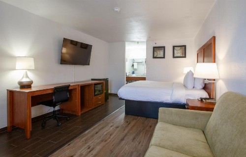 Quality Inn Glendale at Arrowhead Towne Center - image 41