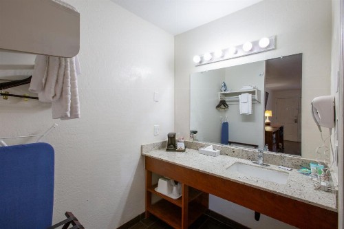 Quality Inn Glendale at Arrowhead Towne Center - image 44