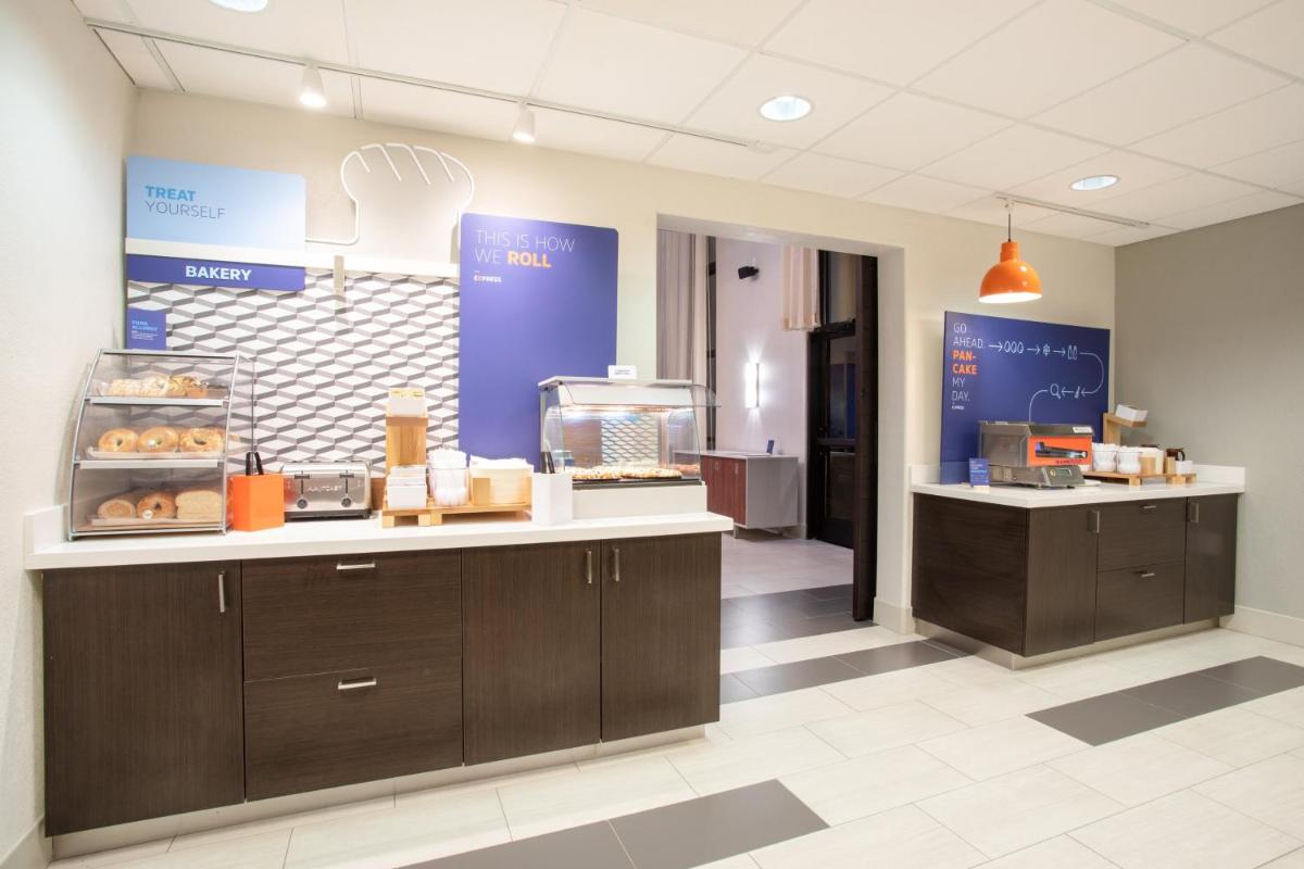 Holiday Inn Express & Suites Phoenix Glendale Dist an IHG Hotel - image 2