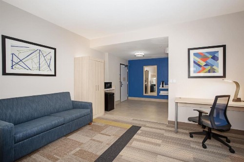 Holiday Inn Express & Suites Phoenix Glendale Dist an IHG Hotel - image 22