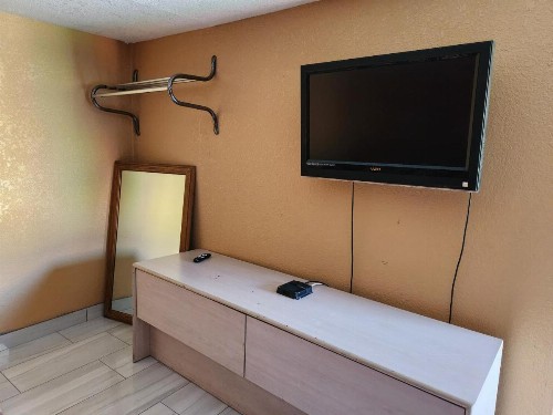 Two Palms Motel - image 4