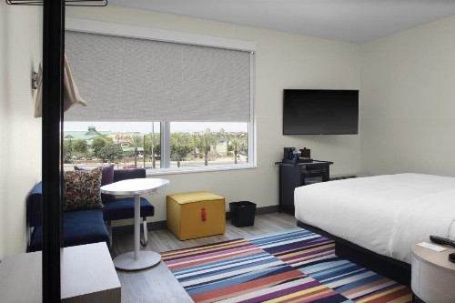 Aloft Glendale at Westgate - image 13