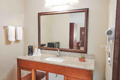 Comfort Inn Near Old Town Pasadena in Eagle Rock CA - image 10