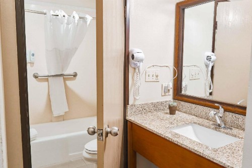 Comfort Inn Near Old Town Pasadena in Eagle Rock CA - image 22
