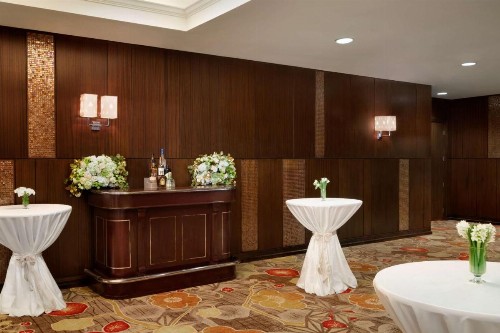 Embassy Suites Los Angeles Glendale - image 14