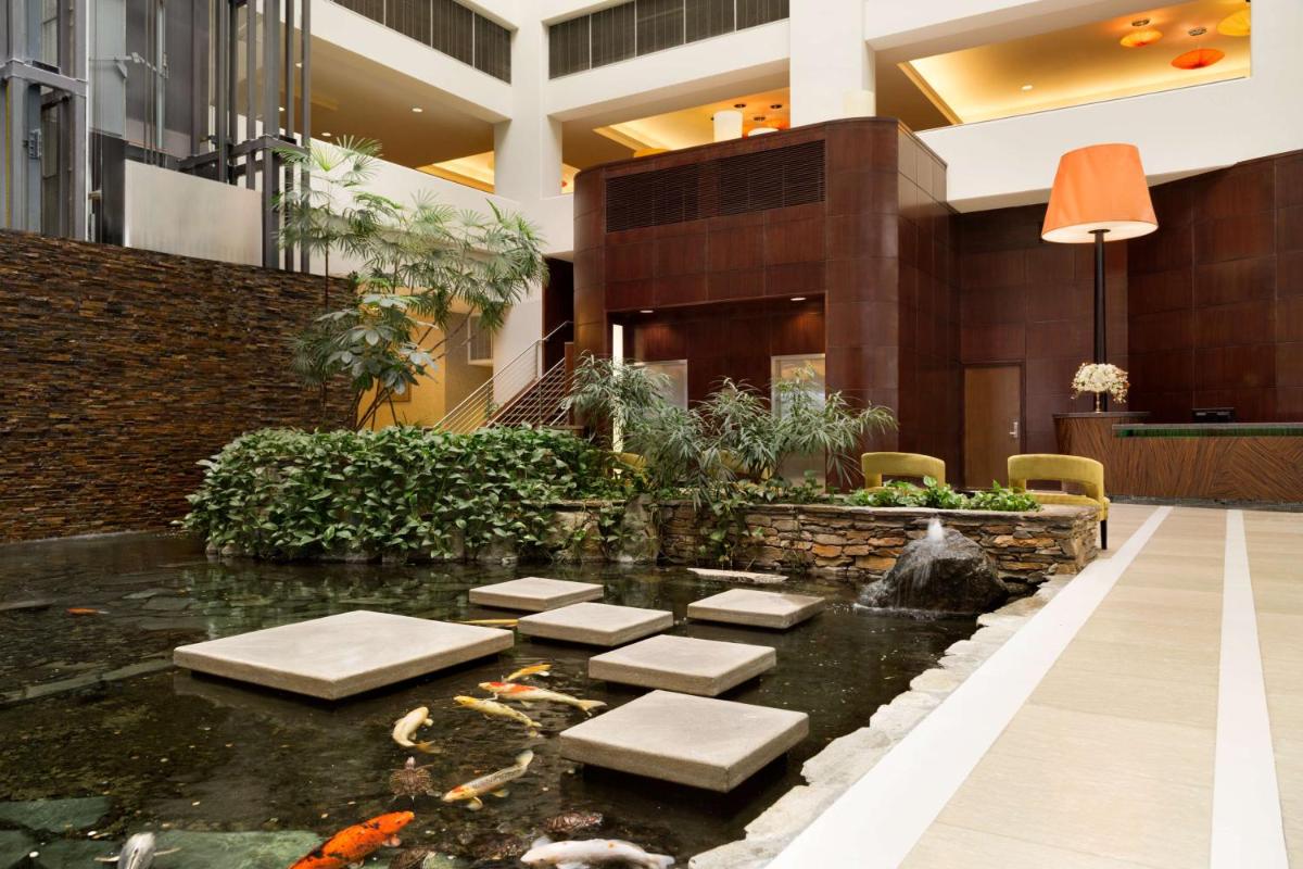 Embassy Suites Los Angeles Glendale - image 2