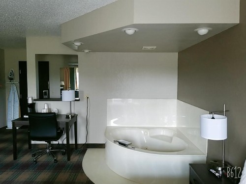 Super 8 by Wyndham Glenwood - image 21