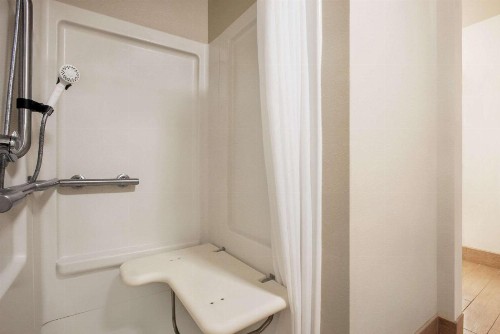 Baymont by Wyndham Glenwood - image 29