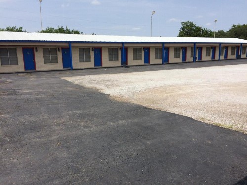 Relax Inn Goldthwaite - image 11