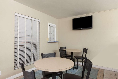 Super 8 by Wyndham Santa Barbara/Goleta - image 5