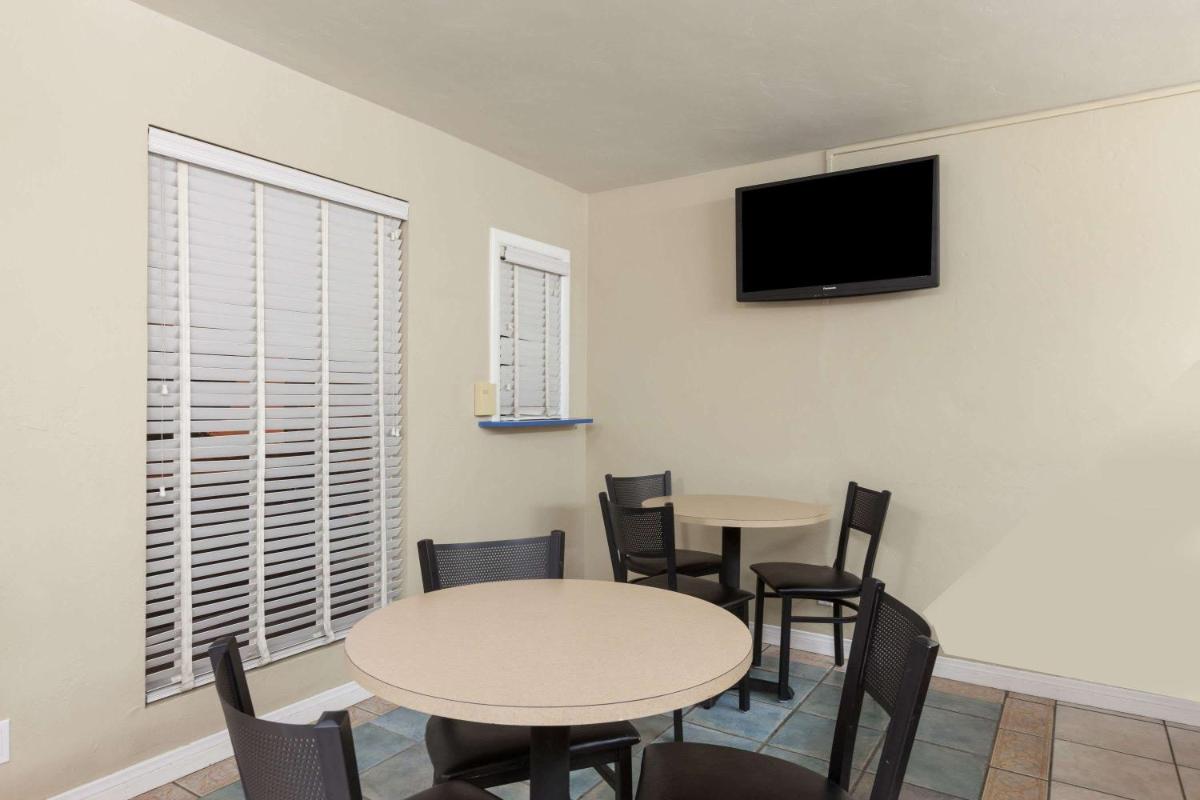 Super 8 by Wyndham Santa Barbara/Goleta - image 5