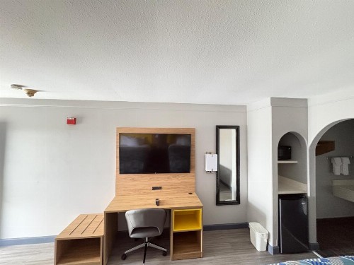 Days Inn by Wyndham Gonzales - image 18