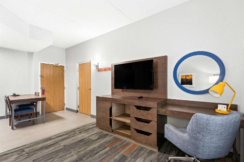 Hampton Inn & Suites Phoenix-Goodyear - image 25