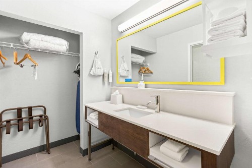 Hampton Inn & Suites Phoenix-Goodyear - image 32