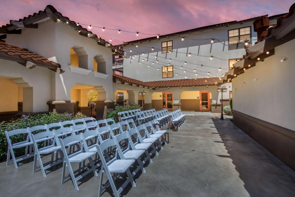 Hampton Inn & Suites Phoenix-Goodyear - image 4