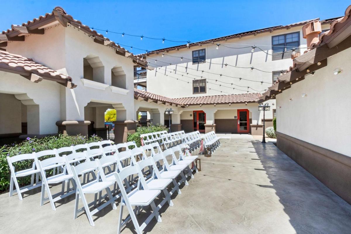 Hampton Inn & Suites Phoenix-Goodyear - image 7