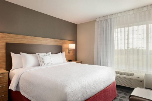 TownePlace Suites by Marriott Milwaukee Grafton - image 11