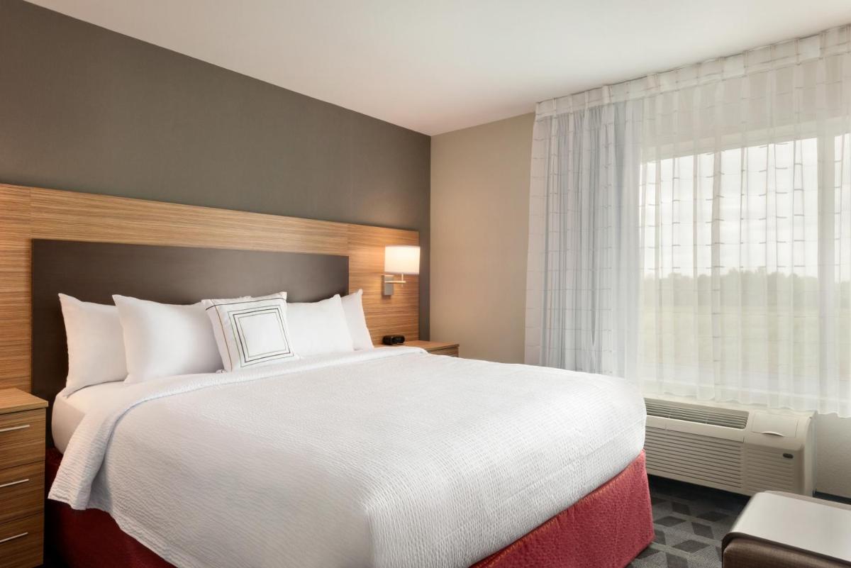 TownePlace Suites by Marriott Milwaukee Grafton - image 2