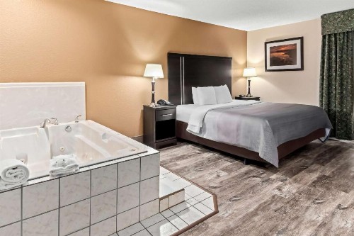 Quality Inn & Suites Granbury - image 18