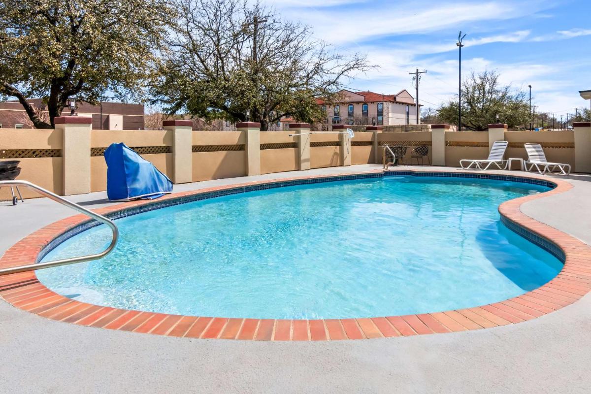 Quality Inn & Suites Granbury - image 2