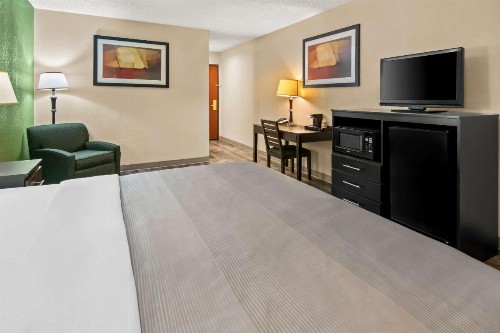 Quality Inn & Suites Granbury - image 21