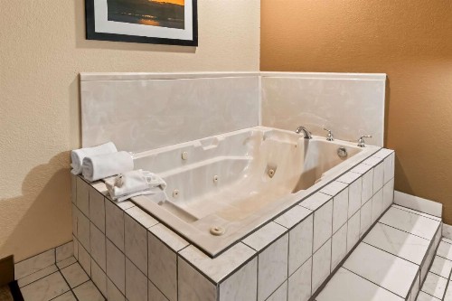 Quality Inn & Suites Granbury - image 32