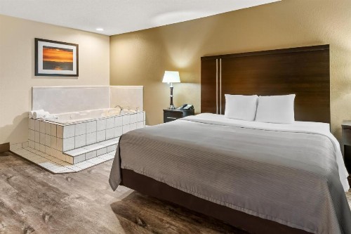 Quality Inn & Suites Granbury - image 44