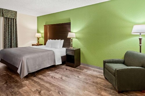 Quality Inn & Suites Granbury - image 9