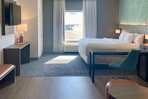 Comfort Suites Granbury - image 14
