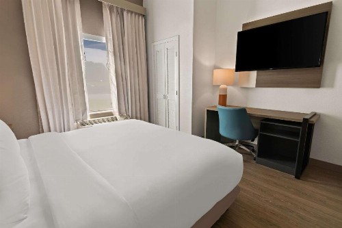Comfort Suites Granbury - image 17
