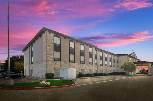 Comfort Suites Granbury - image 4