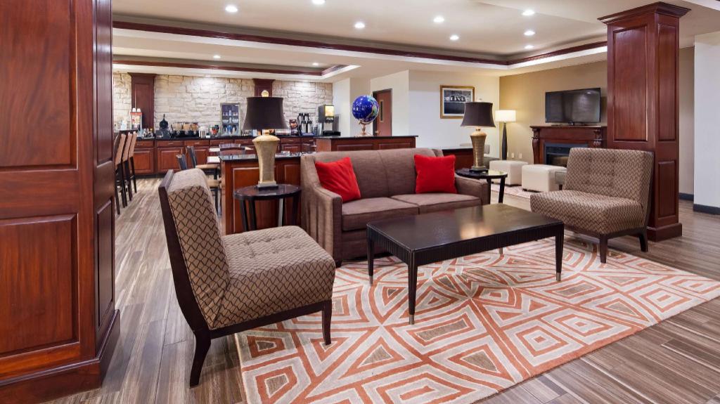 Best Western Granbury Inn and Suites - image 2