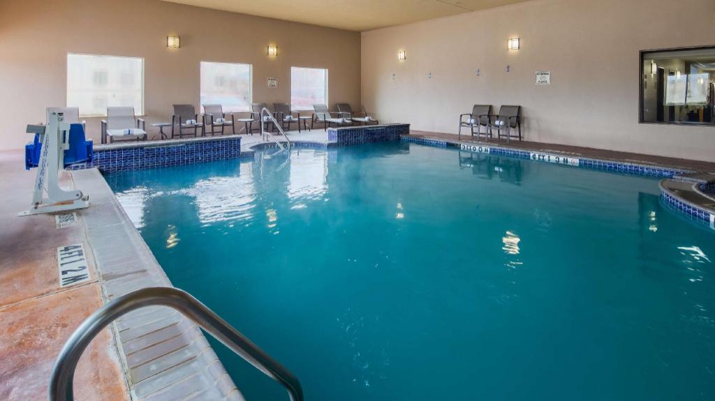 Best Western Granbury Inn and Suites - image 4