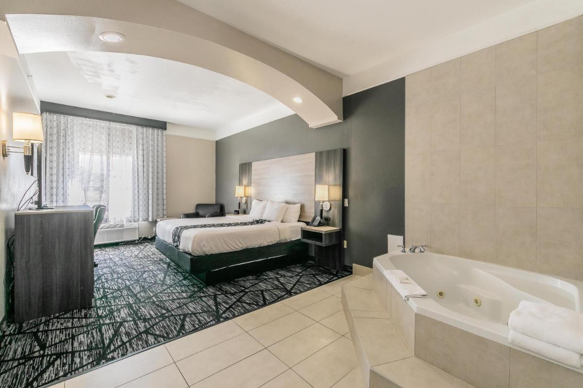 La Quinta by Wyndham Granbury - main image