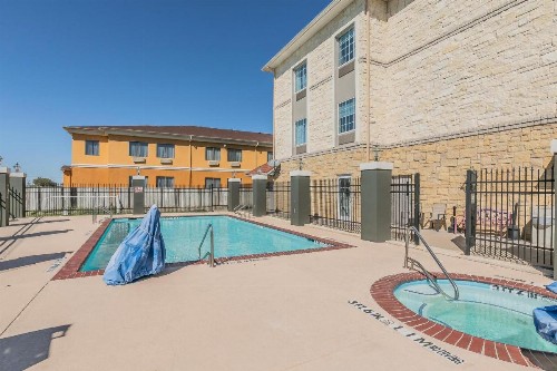 La Quinta by Wyndham Granbury - image 19