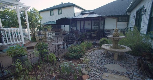 Granbury Gardens Bed and Breakfast - image 2