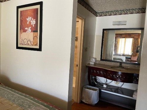 Granbury Inn and Suites - image 12