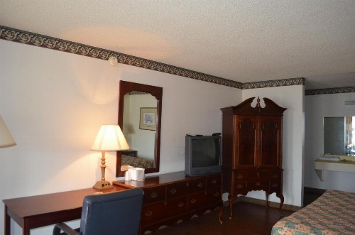 Granbury Inn and Suites - image 13