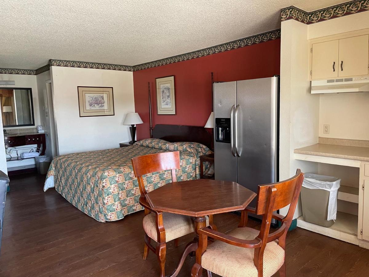 Granbury Inn and Suites - image 2