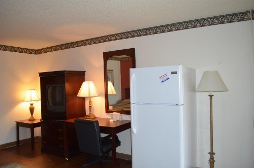 Granbury Inn and Suites - image 4